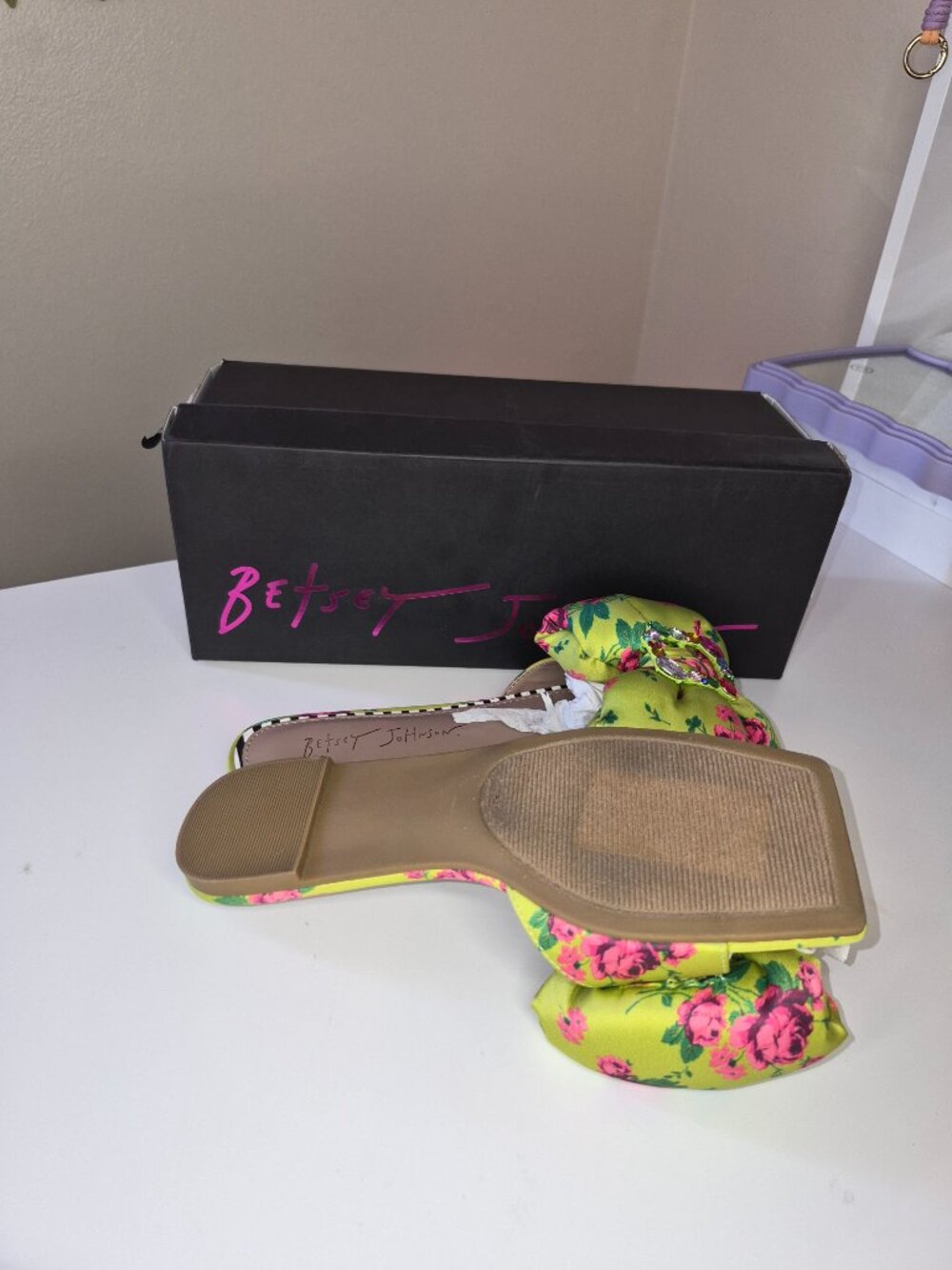 NIB Betsey Johnson Daiseyy floral satin square toe sandals. - Picture 6 of 6